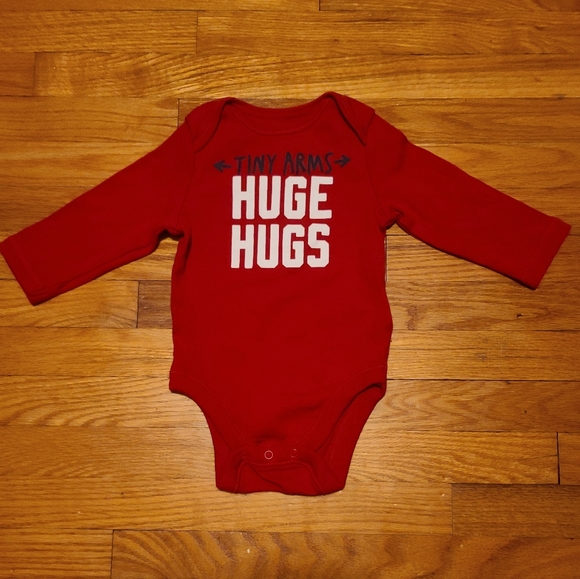 10 for $16 - Old Navy Red 3-6m 'Tiny Arms Huge Hugs' Long Sleeve Onesie - Picture 1 of 3